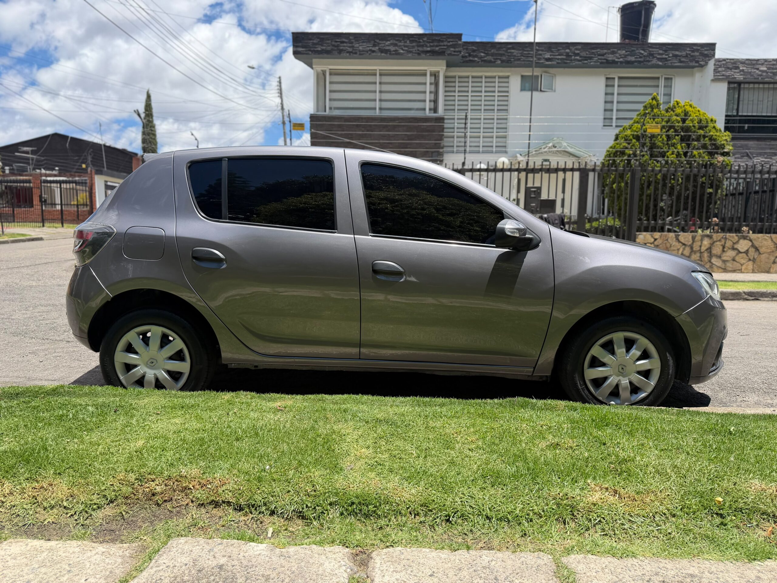 RENAULT SANDERO 2023