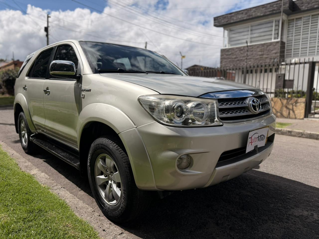 TOYOTA FORTUNER 2011