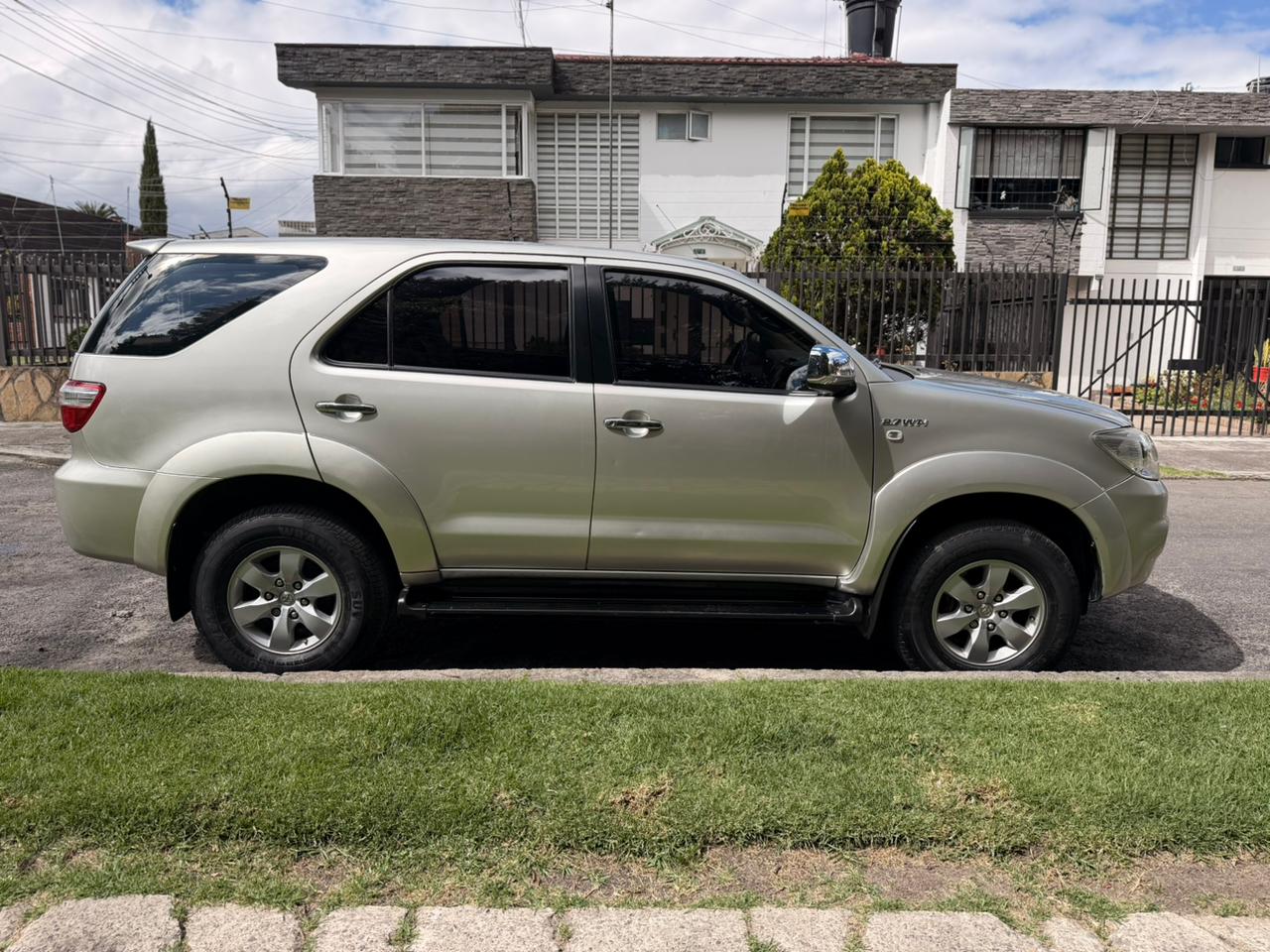 TOYOTA FORTUNER 2011