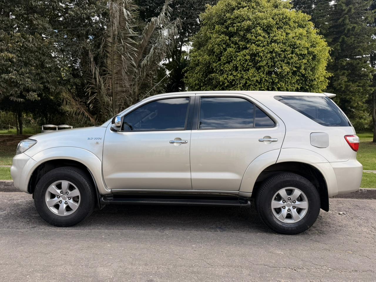 TOYOTA FORTUNER 2011